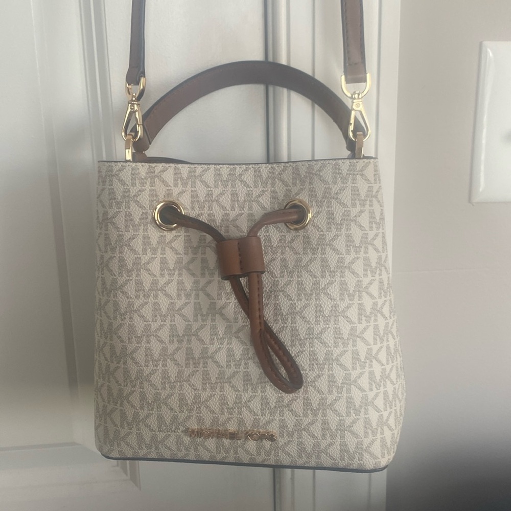 Michael Kors Small Suri Bucket Crossbody Bag